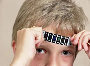 Imágenes fechadas el 4 de junio de 2003: Niño midiendo su temperatura