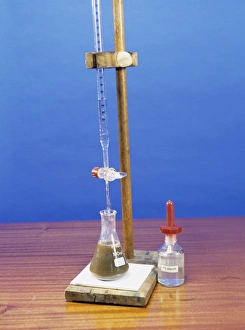 Impresiones de Análisis de bronce. Imagen 6 de 7. Realizar una titración para determinar el porcentaje de cobre en el bronce, requiere la titración del iodo con tiosulfato sódico como reagente Imágenes de noviembre de 2004: Análisis de bronce