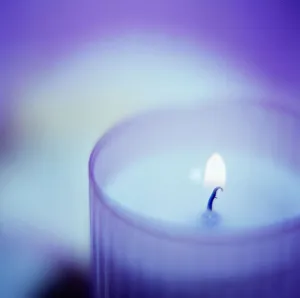 Impresiones de La vela ardiendo en un recipiente de vidrio Imágenes fechadas en 2003: Candle
