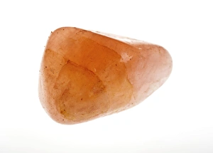 Impresiones de Corte de una piedra carneliana (también escrita como corneliana) en un fondo blanco Imágenes de agosto de 2011: Carnelia