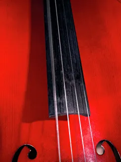 Impresiones de Las cuerdas del violonchelo vibrando. La vibración de las cuerdas combinada con el diseño y la forma del violonchel produce sonidos musicales Imágenes de septiembre de 2005: Cuerdas del violonchelo