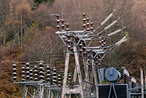 Impresiones de Aislantes cerámicos y equipo de cambio de voltaje en una central eléctrica. Fotografiado en la estación hidroeléctrica del lago Tummel, Perrosquiera Escocia Reino Unido Imágenes de mayo de 2008: Isoladores cerámicos