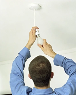Impresiones de Cambiar una bombilla de luz eléctrica Imágenes de agosto de 2004: Cambiar la bombilla de luz