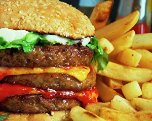 Impresiones de El burger de queso y papas son alimentos procesados como los encontramos en un burger de queso suelen ser bajos en fibra e altos en grasas Imágenes fechadas en 2003: Hamburgesa de queso y papas fritas