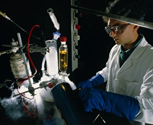 Imágenes fechadas en 1997: Químico con un experimento de baja temperatura