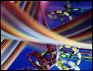 Impresiones de Hilo de computadora. Cosecha aérea del hilo de la computadora con varios hilos en primer plano, se ve una longitud de cinta adhesiva multicolor como fondo Imágenes fechadas en 1999: Cerrado de algunos cables de datos del ordenador