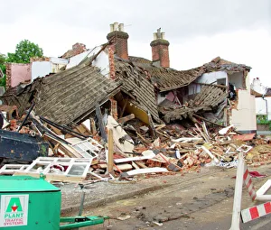 Imágenes fechadas el 16 de julio de 2003: Edificio derrumbado