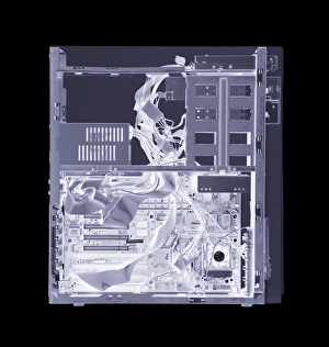 Impresiones de El computador. Imagen de rayos X simulada del elemento procesador vertical de un ordenador. La parte frontal del unidad (derecha) contiene unidades móviles para almacenamiento de datos en disco duro Imágenes de enero de 2004: Computadora, rayo de síntesis X