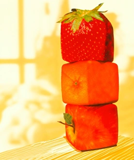 Impresiones de Fruta genéticamente modificada. La imagen conceptual de una fruta cuadrada: una manzana, naranja y fresa para representar la ingeniería genética en los alimentos Imágenes fechadas en 1999: Imagen conceptual de fruta genéticamente modificada