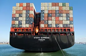 Impresiones de El barco de contenedores cargado con mercancías. Este es el Kyoto Express, un barco de contenedores propiedad de la empresa alemana Hapag-Lloyd Imágenes fechadas en 2008: Contenedor de barco