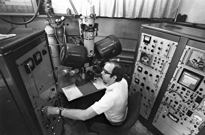 Imágenes fechadas el 6 de marzo de 2013: Controles del microscopio de electrón temprano