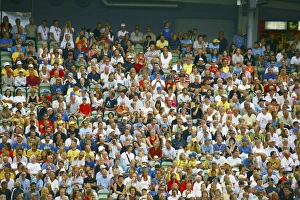 Impresiones de Multitud de espectadores viendo un partido de fútbol en una cancha deportiva en la ciudad sueca de Gotemburgo Imágenes de junio de 2007: Audiencia de espectadores