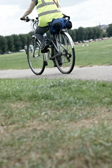 Environmentally Friendly Transport Imprime: Cyclist on a cycle path