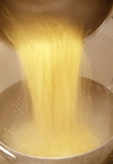 Kitchen Equipment Imprime: Draining spaghetti