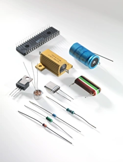 Impresiones de Componentes electrónicos incluyendo resistentes, transistoras, capacitores y circuitos integrados Imágenes de agosto de 2011: Componentes electrónicos