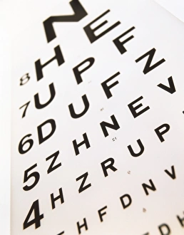 Impresiones de La prueba de visión con la hoja Snellen. Vista de una hoja Snellen para medir la acuidad visual Imágenes fechadas en 1999: Prueba de ojos