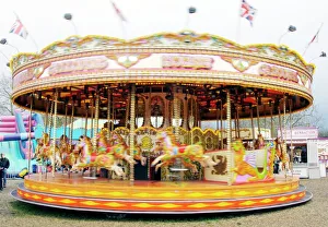 Impresiones de Carrusel de feria, imagen con exposición prolongada de un carrosa en una fiesta para todos los niños Carteles antiguos: Carrusel de feria