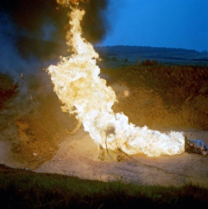 Impresiones de Pruebas de retardamiento del fuego. El objeto en el centro se moja con agua para probar su capacidad a soportar calor extremo y llamas Imágenes de diciembre de 2008: Pruebas de retardante al fuego