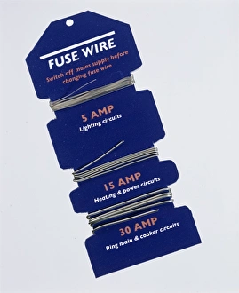 Impresiones de Cables de fusible. Tres diferentes fortalezas de cable de fusible envueltos en un sostén hecho de cartón. Las diferentes fortalezas son para uso en distintos tipos de circuitar eléctricos del hogar Imágenes fechadas en septiembre de 2004: Hilo de fusible