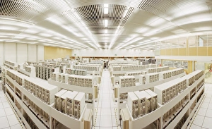 Impresiones de Los supercomputadores en red. Vista de una habitación llena de computadoras, formando una granja de PCs con un poder de procesamiento inmenso Imágenes de septiembre de 2003: Granja de computadoras en red.