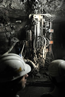 Mining Industry Equipment Imprime: Installing a wall support in a mine C018 / 2353