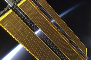 Impresiones de Módulo de panel solares ISS. Glowing del aire sobre el horizonte terrestre visto detrás de una serie de paneles solares en la Estación Espacial Internacional Imágenes fechadas en junio de 2010: Malla de panel solar ISS