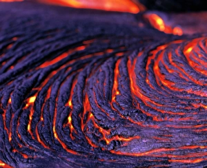 Impresiones de Lava pahoehoe. La lavas de pahoehoe flujo desde el volcán Kilauea, Hawái, EE.UU.. Esta lava gruesa y con textura rizada puede moverse a velocidades máximas de hasta 50 kilómetros por hora Imágenes de 2000: Corriente de lava