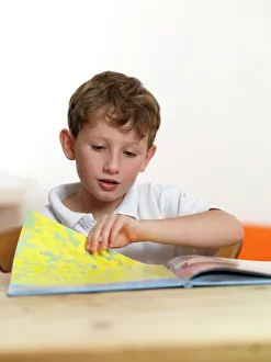 Impresiones de Modelo liberado para el uso educativo y no comercial de esta imagen, sin necesidad de permiso previo o pago adicional por su reutilización en cualquier medio. Un niño de seis años aprendiendo a leer Imágenes fechadas en febrero de 2011: Aprender a leer