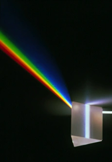 Imágenes fechadas el 22 de julio de 2002: La luz pasando a través de un triángulo de espejo recto