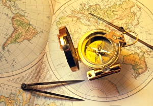 Impresiones de Instrumentos navales. Un compás magnético junto con dos pares de compases (izquierda baja y derecha superior) sobre un mapa del mundo del siglo XIX Imágenes fechadas en 1999: Compassa magnética en un mapa