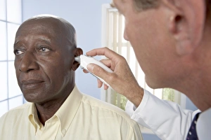 Healthcare Professional Checkup Imprime: Measuring ear temperature