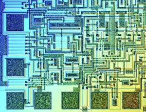 Impresiones de Microcristal Micrografía de luz del superficie de un microcristal mediante interferencia diferencial por contraste micrógico (DIC). Márgenes: x 100 Imágenes fechadas en 2012: Chip de micrófono, micrografia de luz