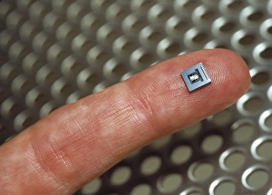 Imágenes fechadas el 12 de agosto de 2003: Acelerómetro micromequánico