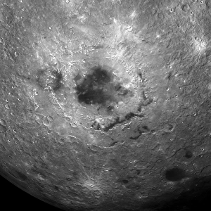 Impresiones de La superficie de la luna está en el centro del mar oriental, un gran depósito multirring formado por una masiva colisión estelar que luego se llenó con líquido volcánico Imágenes fechadas en diciembre de 2011: Superficie de la luna