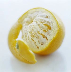 Impresiones de Naranja medio pelada (Citrus sinensis). Esta es rica en vitamina C, necesaria para la piel y las encías saludables Imágenes de mayo de 2003: Orange