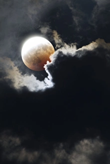 Imágenes fechadas en mayo de 2009: Eclipsio parcial de la luna