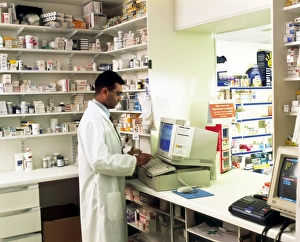 Impresiones de Modelo liberado. Farmacéutico Imágenes de septiembre de 2003: Farmacéutico utilizando un ordenador en una farmacia