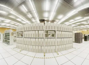 Impresiones de Los supercomputadores en red. Vista de una habitación llena de supercomputadores, formando una granja de PC con un poder de procesamiento inmenso Imágenes de septiembre de 2003: Granja de computadoras en red