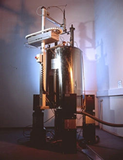 Impresiones de Computador cuántico. El soporte magnético de superconductor alberga una solución líquida química que forma un computador cuántico a 5 bits (o 5 qubits) Imágenes fechadas en 2001: Computadora cuántica