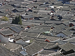 Impresiones de Tezchos en la antigua ciudad de Lijiang, Yúnán, China. La zona histórica del viejo pueblo de Lijiang es un Sitio Patrimonial Mundial por parte de la UNESCO Imágenes de marzo de 2007: Rooftops