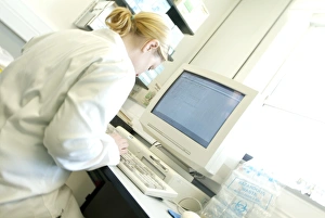 Scientist In Lab Imprime: Scientist working