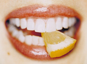 Imágenes fechadas en abril de 2012: Rodicia de limón entre los dientes