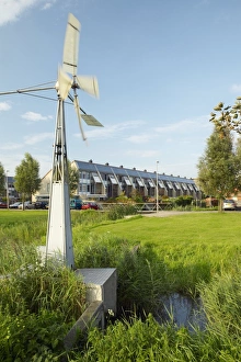 Impresiones de La pequeña molina de viento utilizada para impulsar un bomba, que alterna los niveles del agua en las acequias de riego Imágenes de agosto de 2008: Molino de viento pequeño