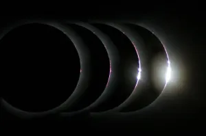 Impresiones de Eclipsio total del sol. Montaje de la imagen del sol (blanco) durante un eclipsio solar total Imágenes fechadas en enero de 2010: Eclipsio total de sol