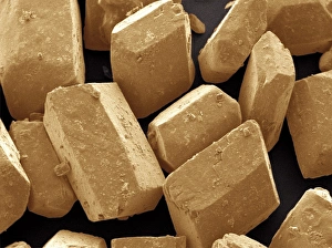 Impresiones de Crystales de azúcar. Micrografía electrónica escaneada colorida (SEM) de los cristales del azúcar canela (sucrosa). La sucrosa se extrae desde el caña o la remolacha azucarera Imágenes de 2000: Cristales de azúcar