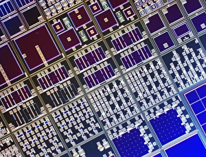 Light Micrograph Images Imprime: Surface of microchip, light micrograph C018 / 6403
