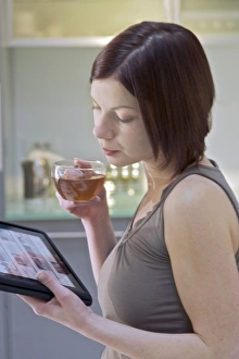 Woman Using Tablet Imprime: Tablet computer use C013 / 6039