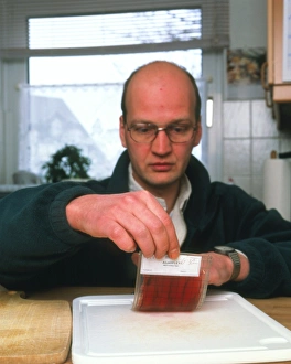 Scientist In Lab Coat Imprime: Testing for bacteria