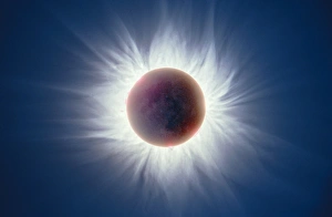 Impresiones de Halcón total de sol del 11 de agosto de 1999, en la totidad. Los halcones ocurren cuando la Luna pasa entre la Tierra y el Sol, y la sombra de la Luna cruza a tierras Imágenes fechadas en abril de 2002: Eclipsio total de sol