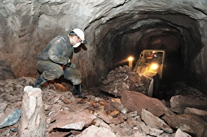 Impresiones de La minería de uranio: El minero extrae el mineral de uranio del yacimiento subterráneo Gluboky en la región de Chita, Rusia Imágenes de marzo de 2007: Minería de uranio